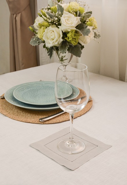 dinner table, dish, decor, diner table decor, napkin, dining table decoration, napkin on dish, glass, wine